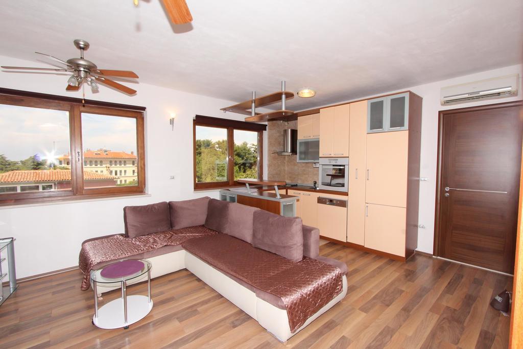 Apartments Horizont ロヴィニ エクステリア 写真